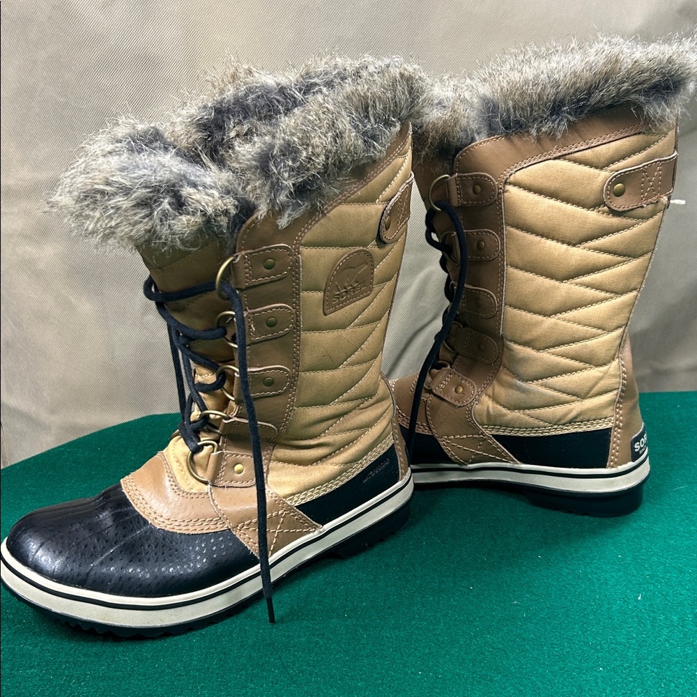 Sorel winter waterproof faux fur laceup quilted insulated boots 7.5 gently used